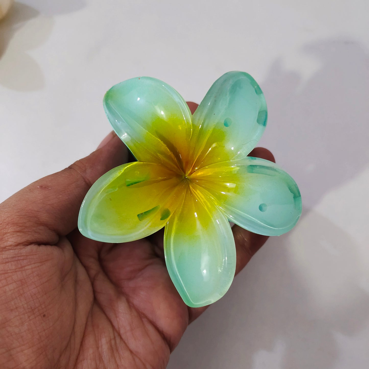 🌸 Realistic Flower Hair Claw Clip – Large, Elegant & Durable (8cm) 🌸