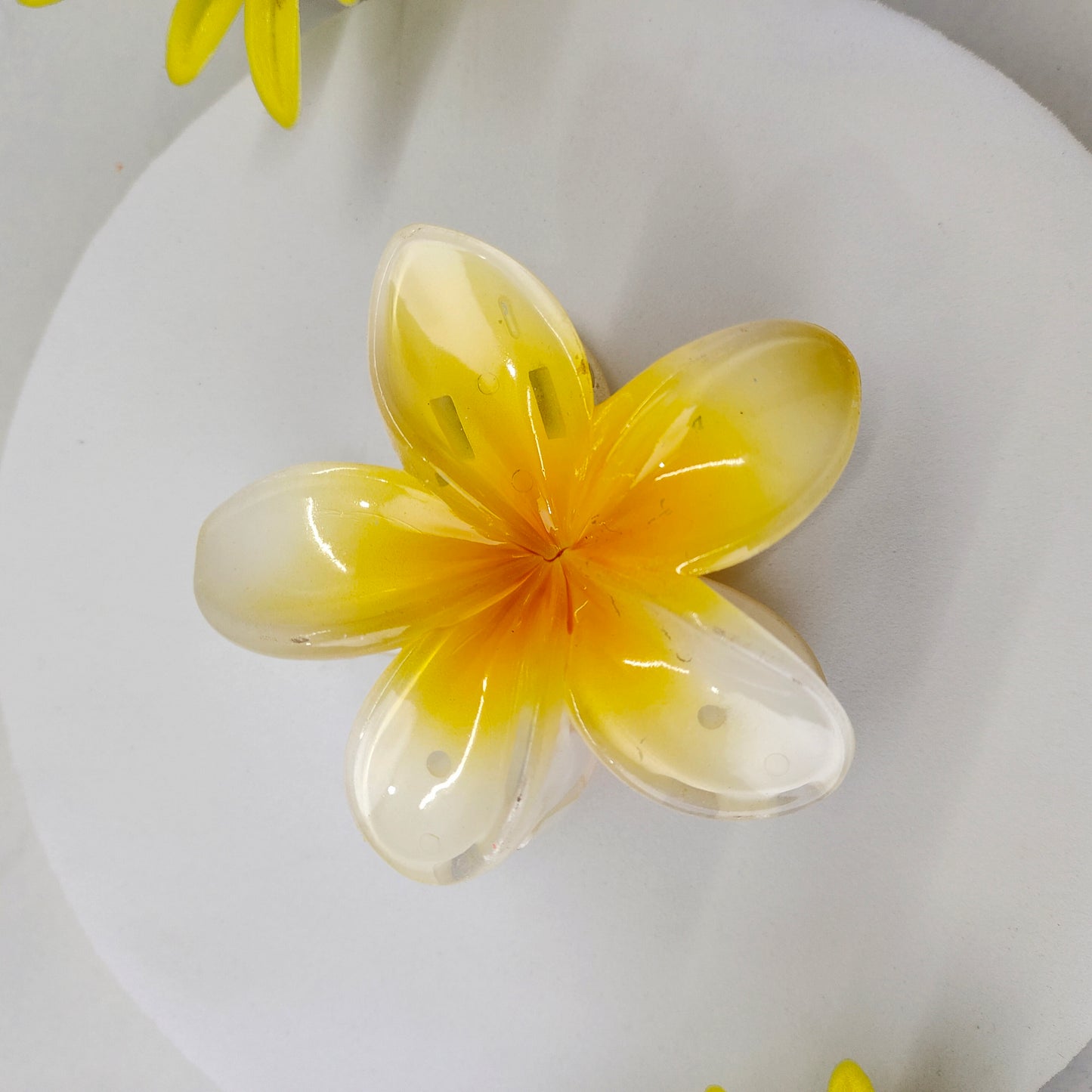 🌸 Realistic Flower Hair Claw Clip – Large, Elegant & Durable (8cm) 🌸