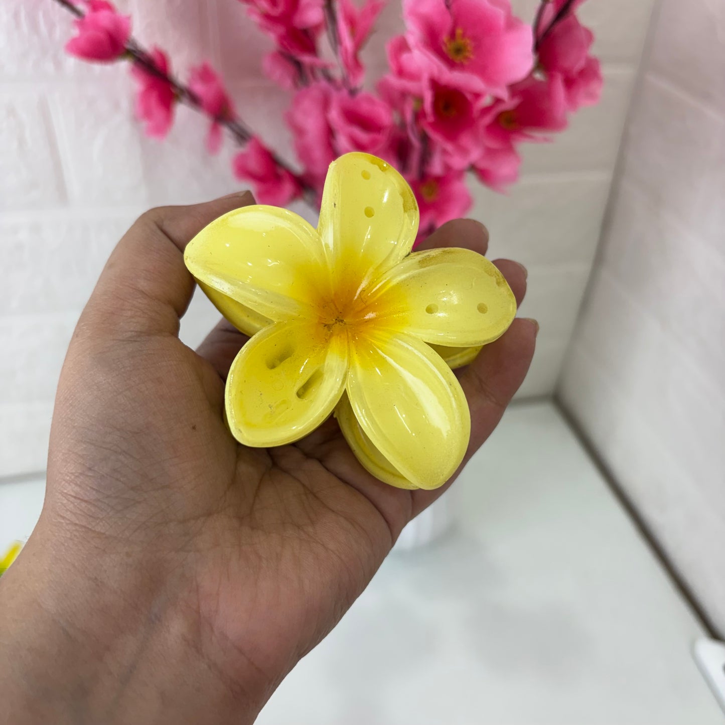 🌸 Realistic Flower Hair Claw Clip – Large, Elegant & Durable (8cm) 🌸