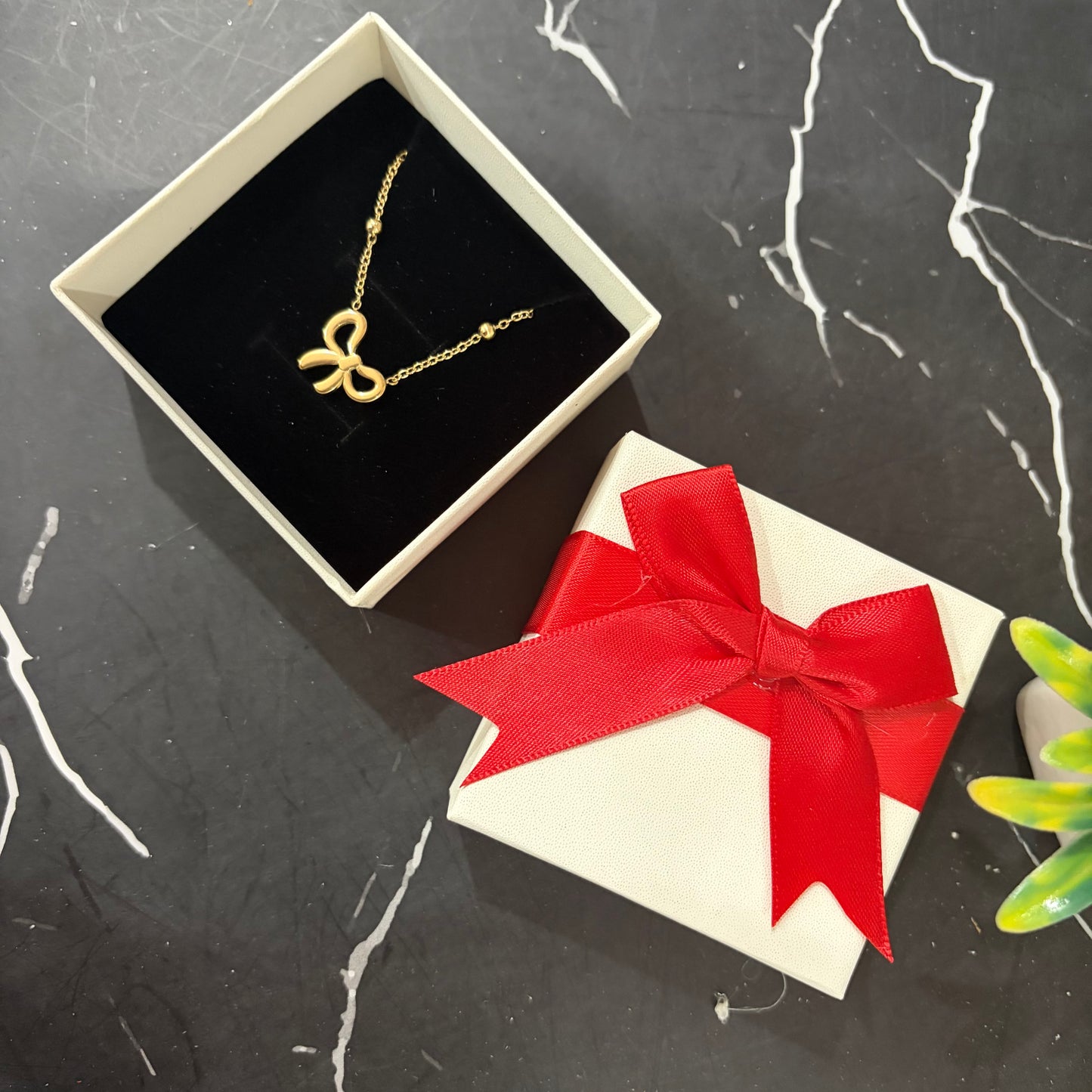 Bow Pendant (with box)