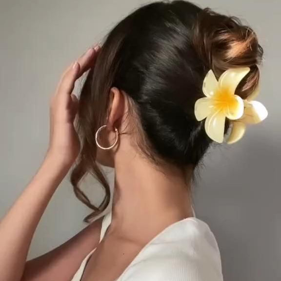 🌸 Realistic Flower Hair Claw Clip – Large, Elegant & Durable (8cm) 🌸