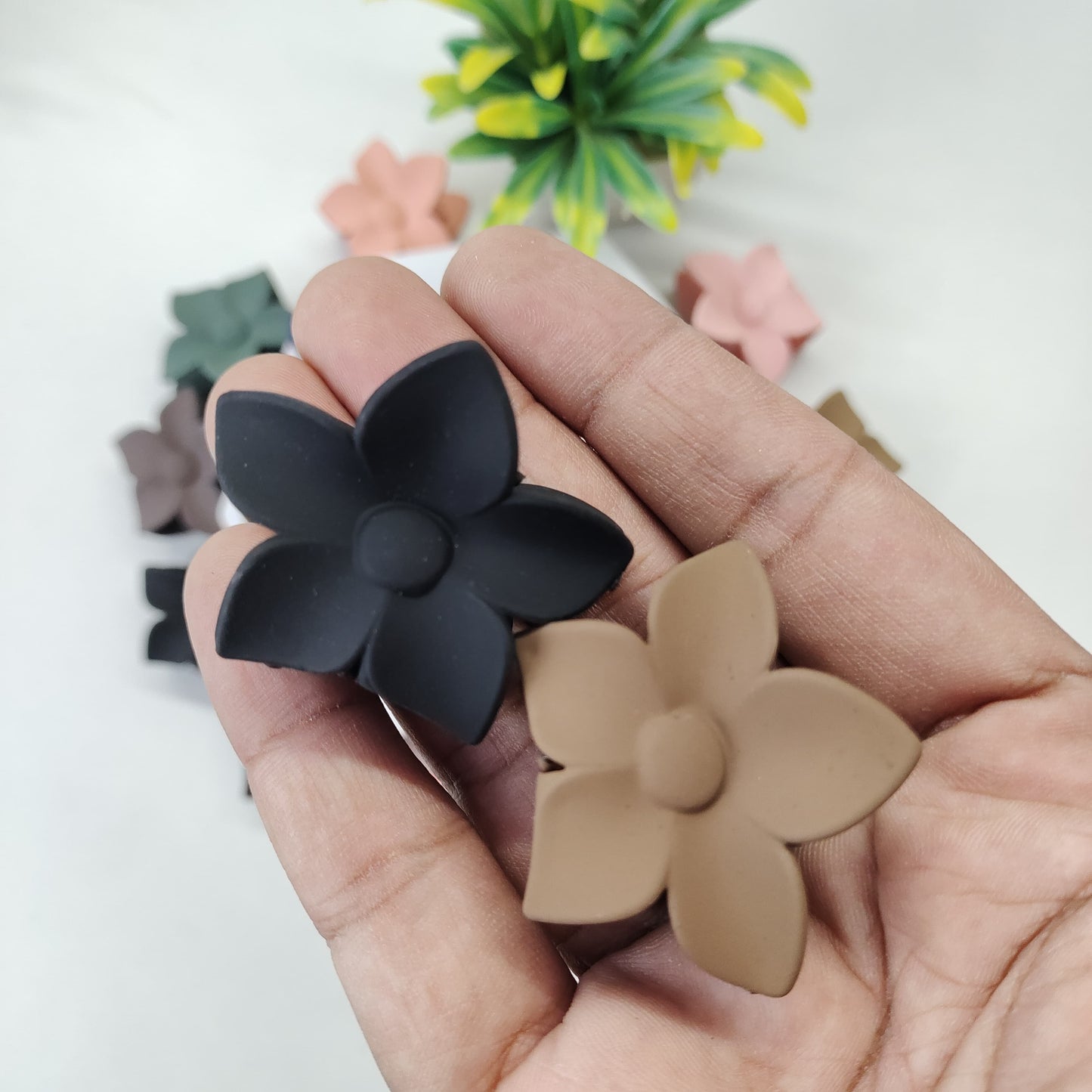 Matte Flowers - set of 2 ( random )