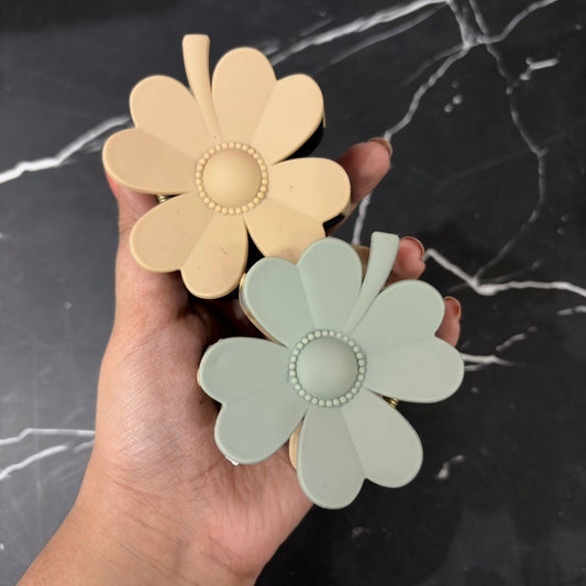 Giant Flower Hairclaw